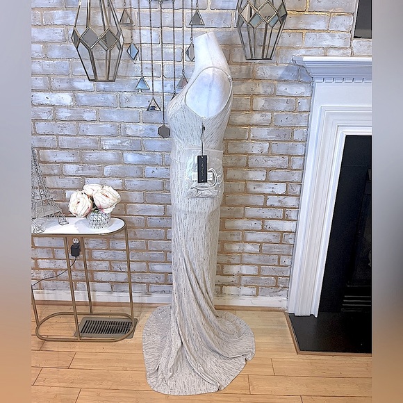 City Triangles White & Silver Fitted Mermaid Style Formal Gown with Mask, Sz. 3 - Picture 4 of 15